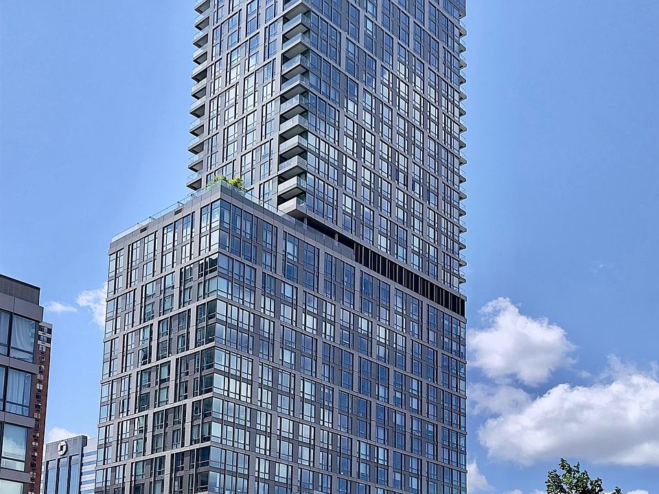 2nd image of 75 Park Ln S #901