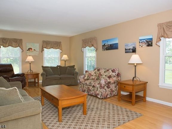 3rd image of 13 Dorset Ln