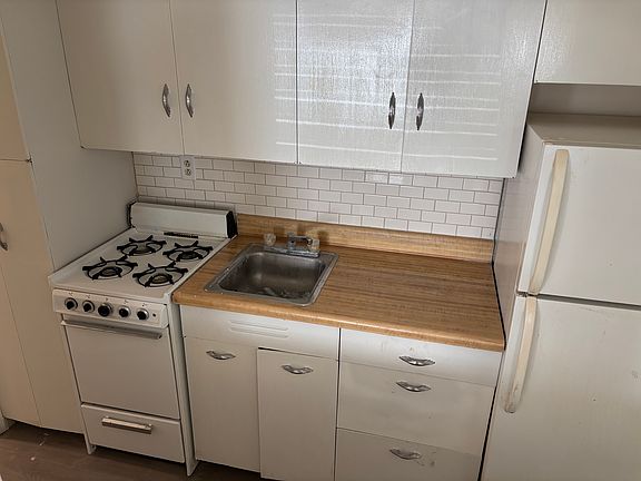 5th image of 957 N Main St #3
