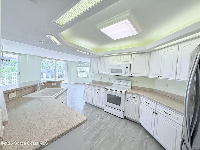 8922 Laguna Ln #201 — Photo 14