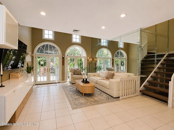 4th image of 427 Tennyson Dr