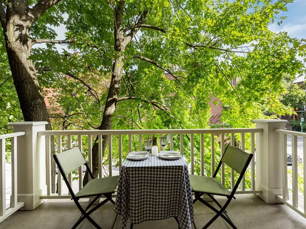 704 A Champagneur Ave, Montraal, QC H2V 3P8