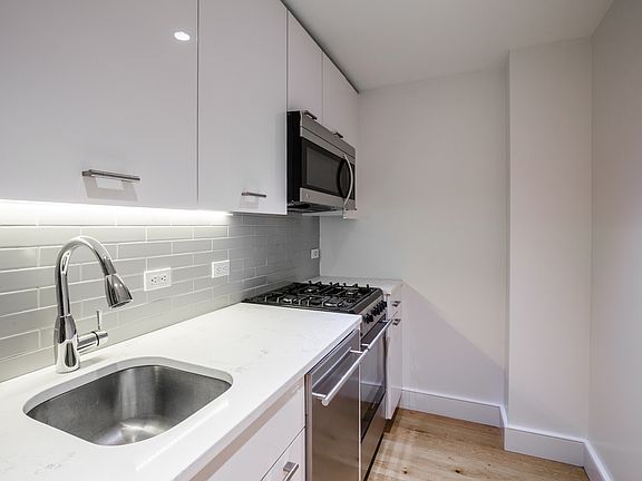 3rd image of 230 E 44th St APT 2L