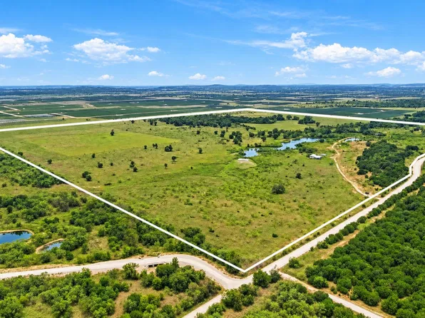 221 S Kinder Ln, Jacksboro, TX 76458