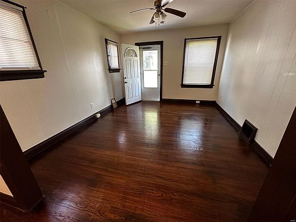 3rd image of 9436 Roslan Pl