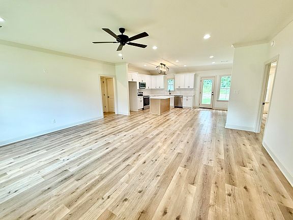 4th image of 472 Mobile St
