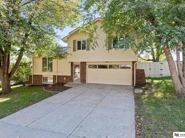 2405 Hogantown Dr, Bellevue, NE 68123