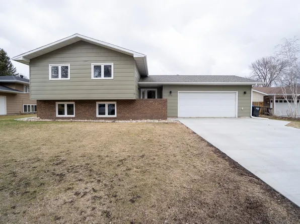 3713 12th St S, Fargo, ND 58104