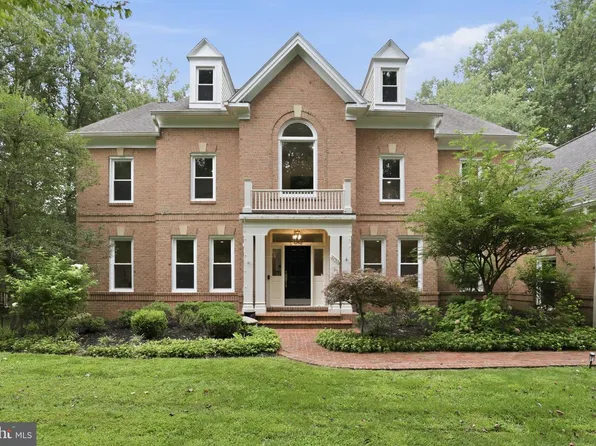 10301 Forest Maple Rd, Vienna, VA 22182