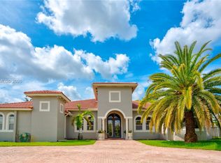 9810 NW 137th St, Hialeah Gardens, FL 33018