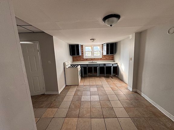 4th image of 595 Mercer Ave