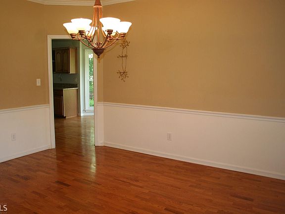 5th image of 585 White Oak Dr
