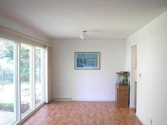 3rd image of 825 Essex St