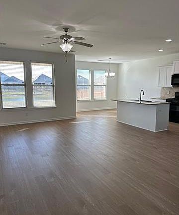 5th image of 272 E Lake Dr