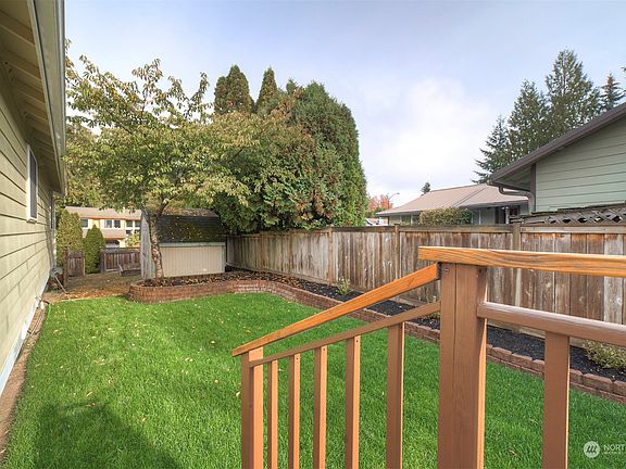 Side yard on right side>