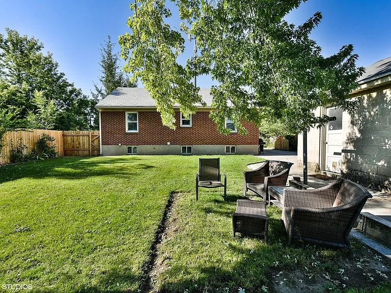 652 E Locust St — Photo 19