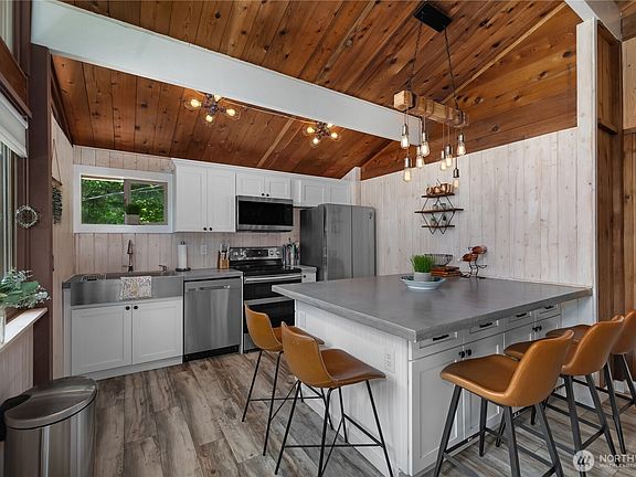 5th image of 381 E Soundview Drive