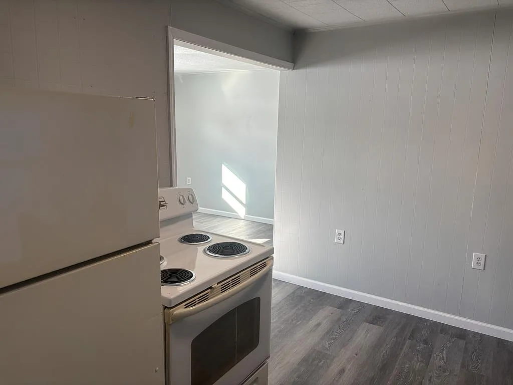 3 bed, 1.0 bath, 1014 sqft, $975 — Photo 4
