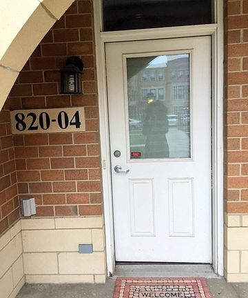 2nd image of 820 E 38th Pl Unit 04