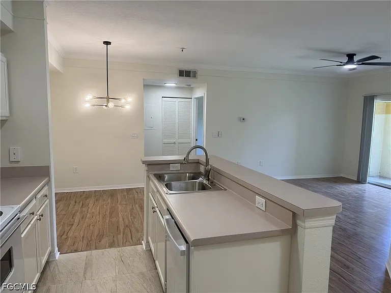 11500 Villa Grand #316 — Photo 4