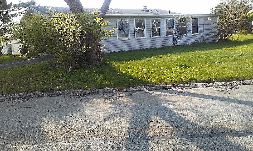 1st image of 806 Clover Ln