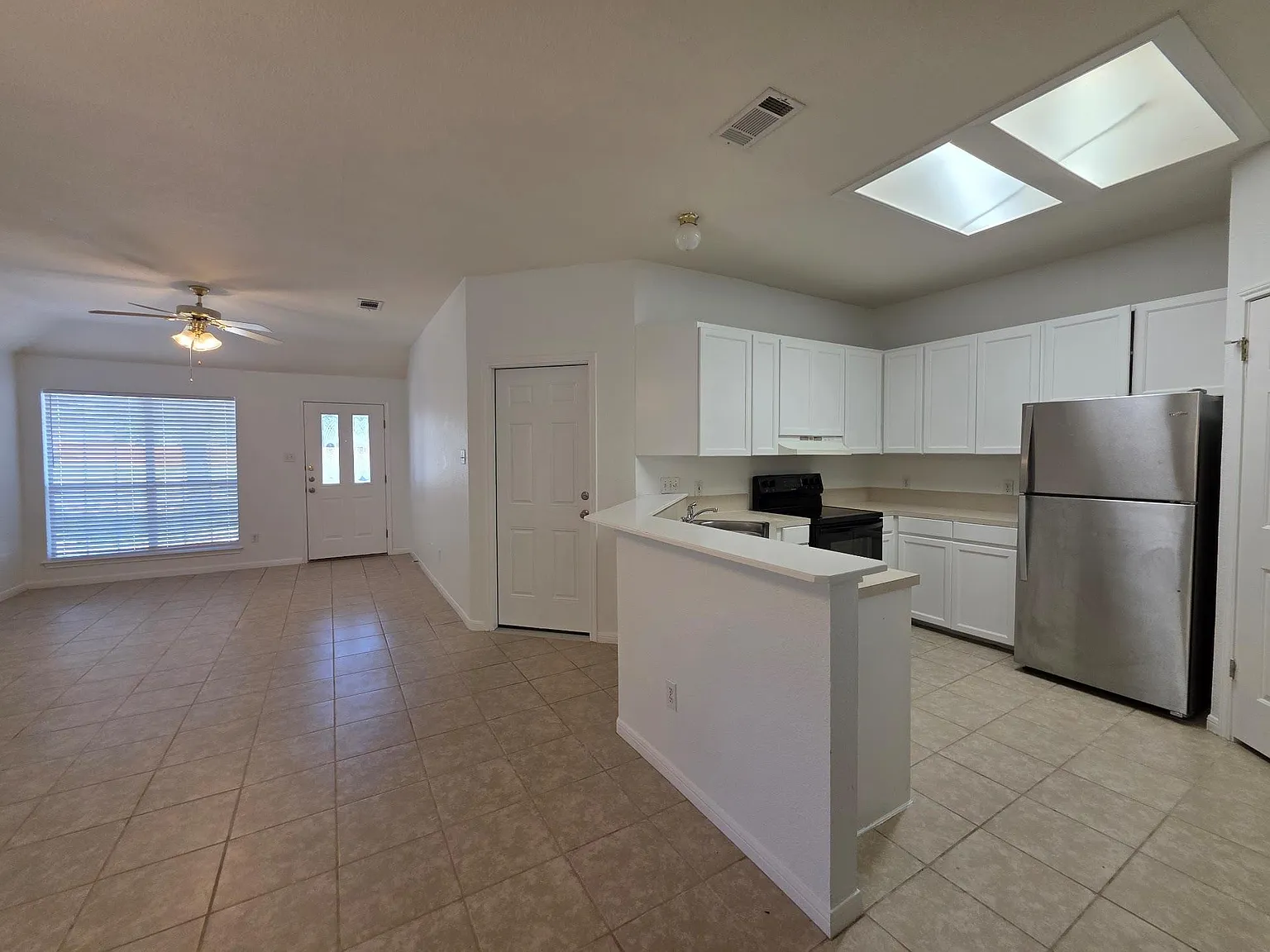 3 bed, 2.0 bath, 2507 sqft, $1,695 — Photo 3