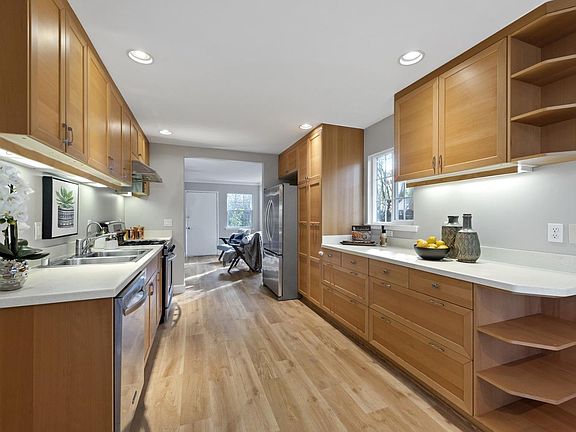 5th image of 665 3rd Ave