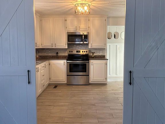 5th image of 104 Maple St