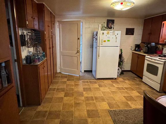 3rd image of 907 E 4th St
