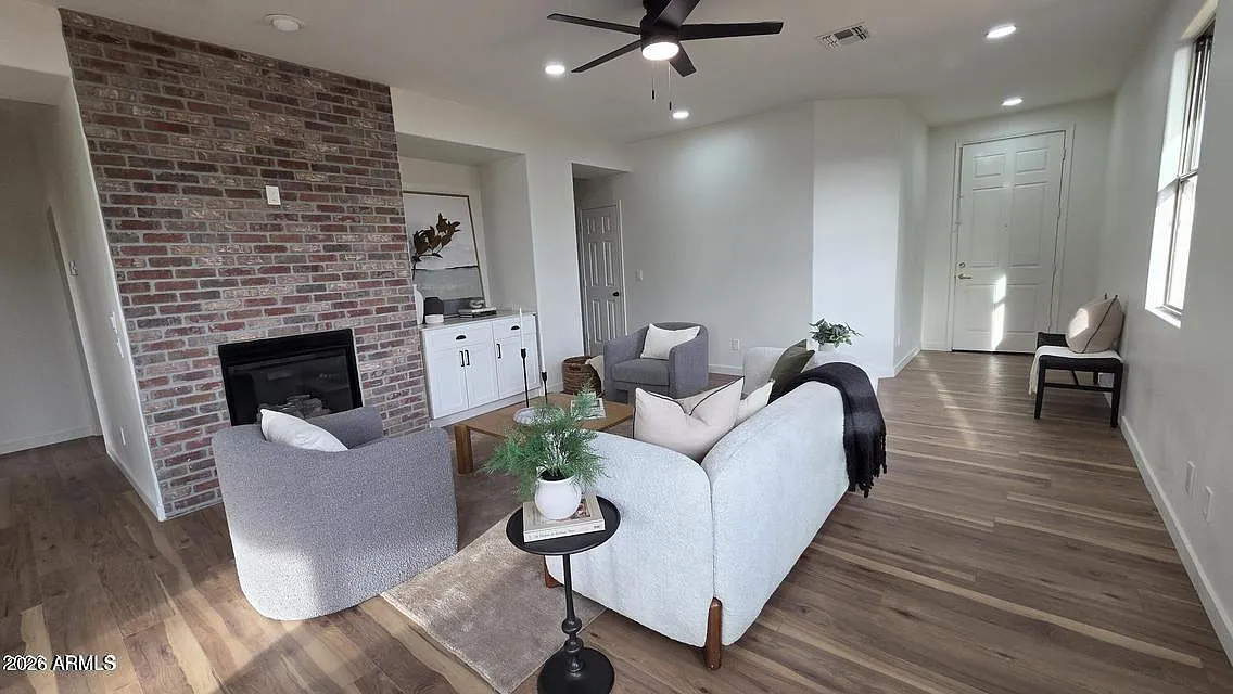 3 bed, 2.0 bath, 1431 sqft, $2,700 — Photo 2
