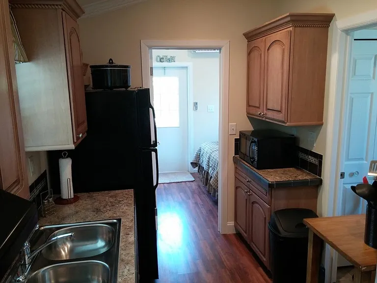 Kitchen (with dishwasher & microwave)