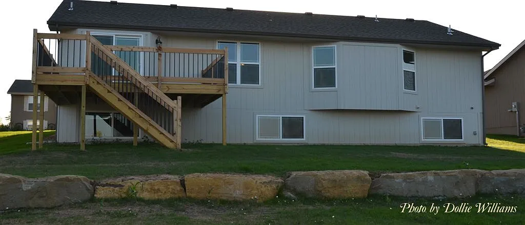 4 bed, 2500 sqft, $2,495 — Photo 2