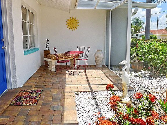 Spacious screened entry