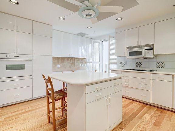 5th image of 121 N Post Oak Ln APT 2505