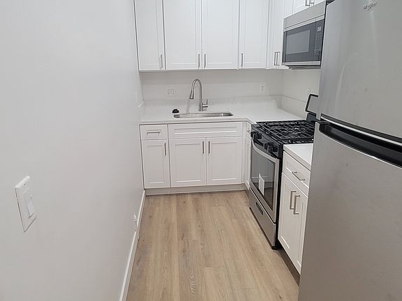 2nd image of 3045 Leeward Ave APT 204