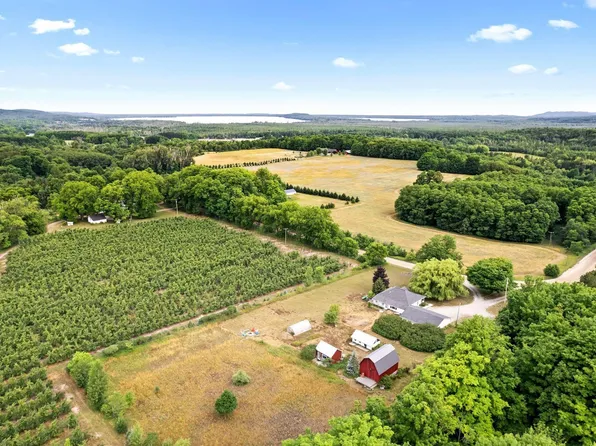 10487 Covey Rd, Honor, MI 49640