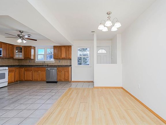 4th image of 50 Bradley Ct #A
