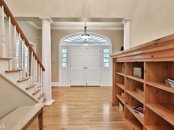 4th image of 504 Creekside Way