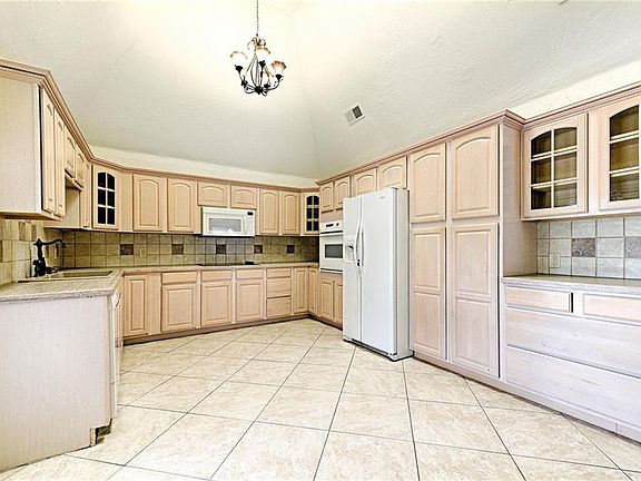 5th image of 2601 Country Pl