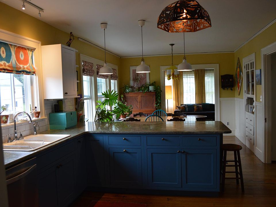 Dishwasher, microwave, and lots of cabinet space