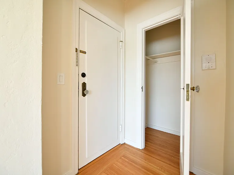 832 York St — Photo 7