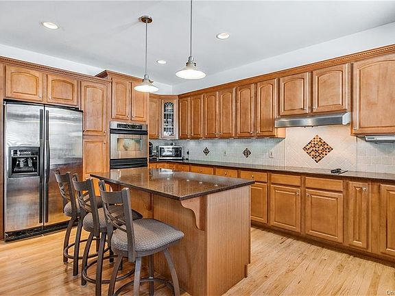 4th image of 9 Farmor Ln
