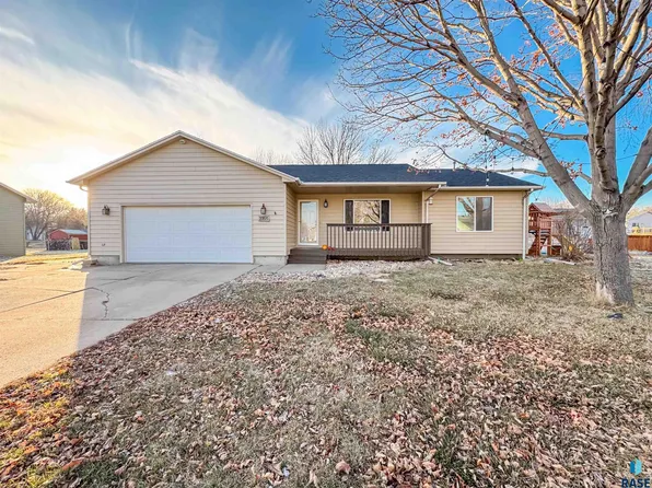 2205 S Arbor Cir, Sioux Falls, SD 57106
