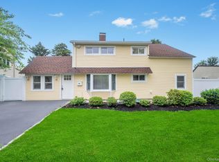 33 Beacon Ln, Hicksville, NY 11801