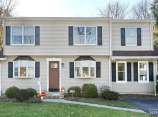 2 Cathy Ln, Waldwick, NJ 07463