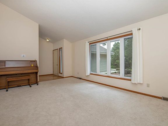 3rd image of 7065 Nestlewood Dr