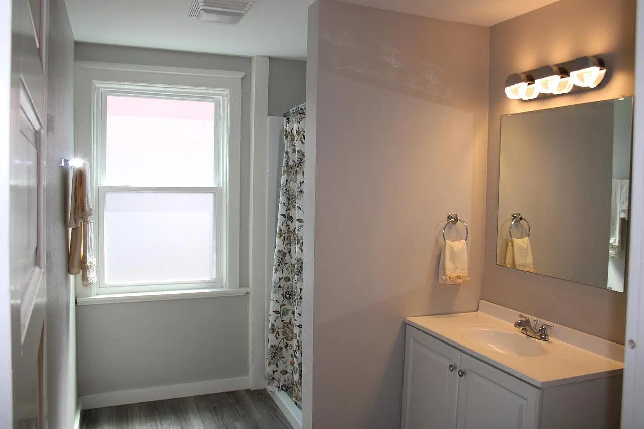 6 bed, 2.5 bath, 2375 sqft, $3,000 — Photo 3