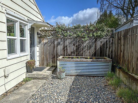 4th image of 3502 E McLoughlin Blvd