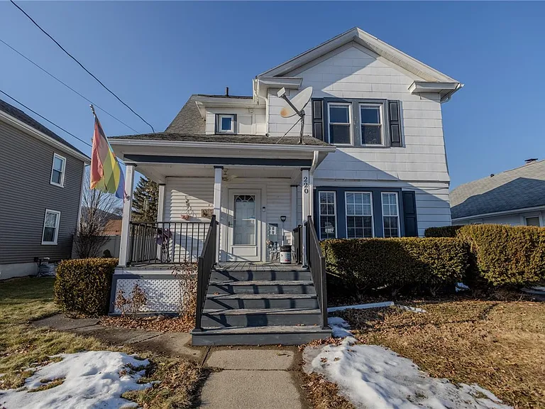 220 Kingsbury Ave — Photo 1