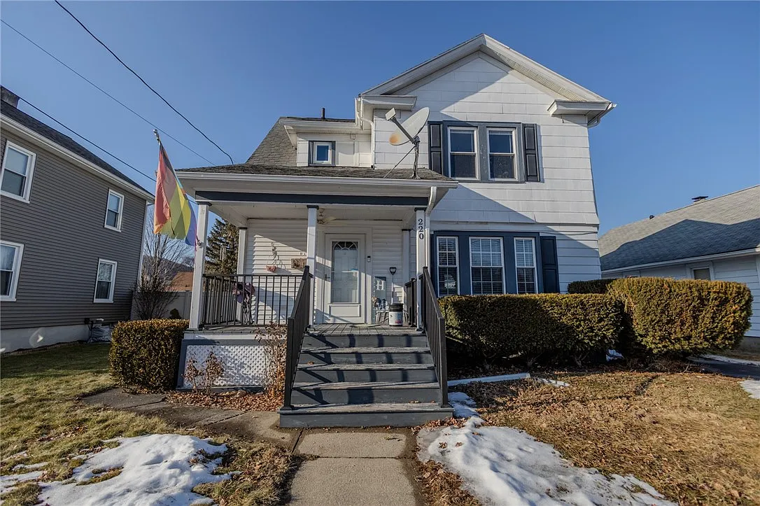 220 Kingsbury Ave photo 1